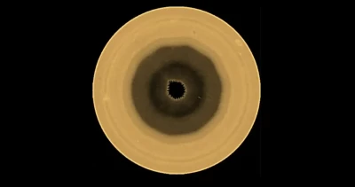 Astrónomos detectan figura gigante de 10 lados en Saturno