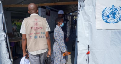 Ataque contra equipo que combatía brote de ébola en Congo deja una persona muerta y otra herida