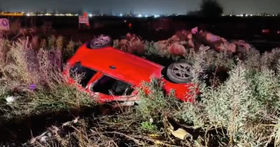 Auto termina volcado en la caletera del Acceso Sur en La Pintana: chofer culpa a bolsas en la vía