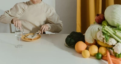 Contar calorías y ayunar: las señales de alerta que podrían anticipar un trastorno alimentario