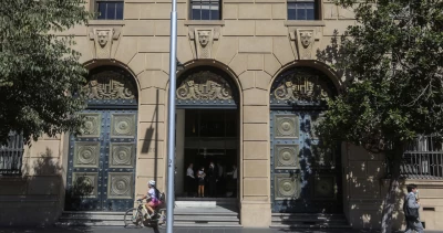 Dipres detecta $10.615 millones en sobregasto en compras del Estado durante gobierno de Boric
