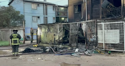 Dos muertos deja incendio en Cerrillos: hubo incidentes entre vecinos