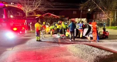 Dos vehículos protagonizan accidente de tránsito en calle Camilo Henríquez en Concepción