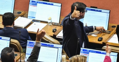 Gobierno busca al PDG para salvar fórmula de Sala Cuna Universal que cayó por un voto