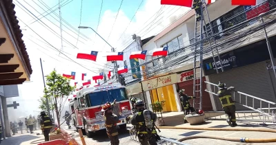 Incendio afecta a locales y residencia en centro de Quillota: al menos 5 estructuras comprometidas