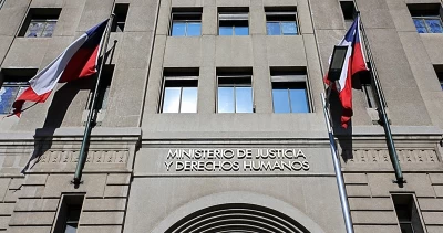 Ministerio de Justicia firma 35 decretos para jubilar a notarios y conservadores mayores de 75 años