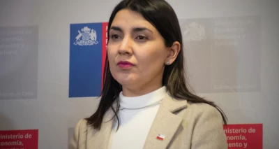 Ministra de la Mujer esquiva polémica por proyecto "Escucha su corazón" y pasa la pelota al Congreso
