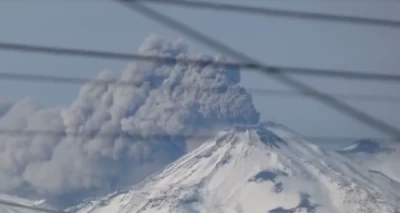 Pulso eruptivo en Nevados de Chillán genera gran fumarola visible desde varios puntos de la región