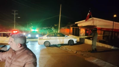Sujetos roban supermercado en Valparaíso e incendian dos vehículos en plena persecución policial