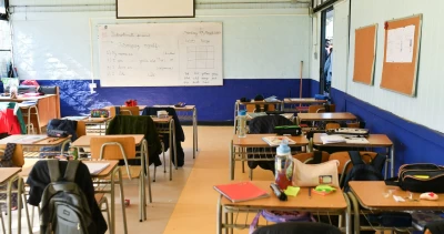 Suspenden clases en 21 establecimientos de Las Condes este martes tras aluvión: revisa el listado