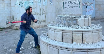 VIDEO | Parlamentario israelí escoltado por militares destroza monumento palestino en Cisjordania