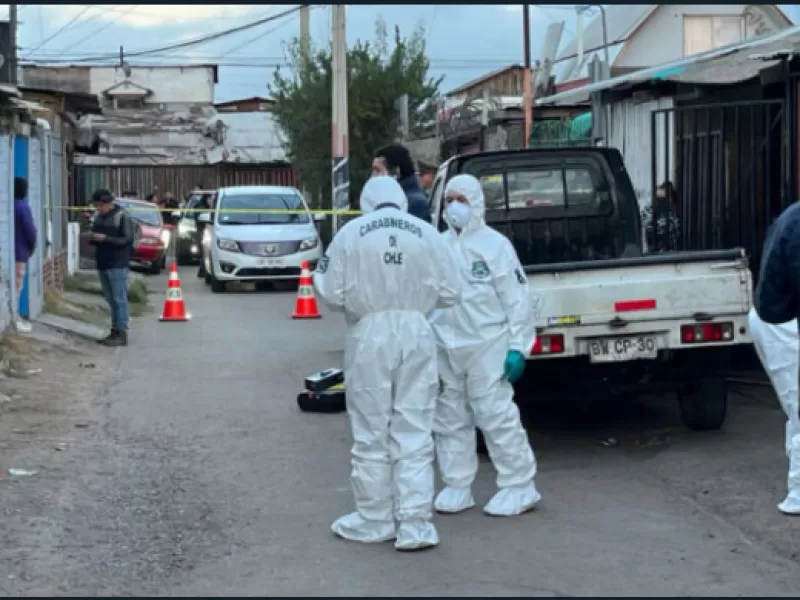 Asesinan a un hombre dentro de una casa en Puente Alto: sospechosos disparan desde un vehículo