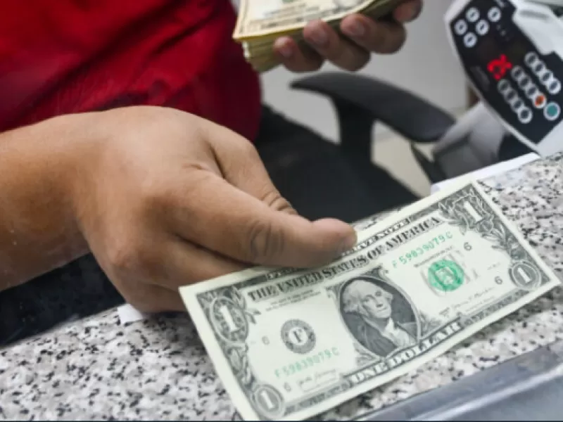 El dólar continúa su corrección y cae por debajo de los $950 por la mañana