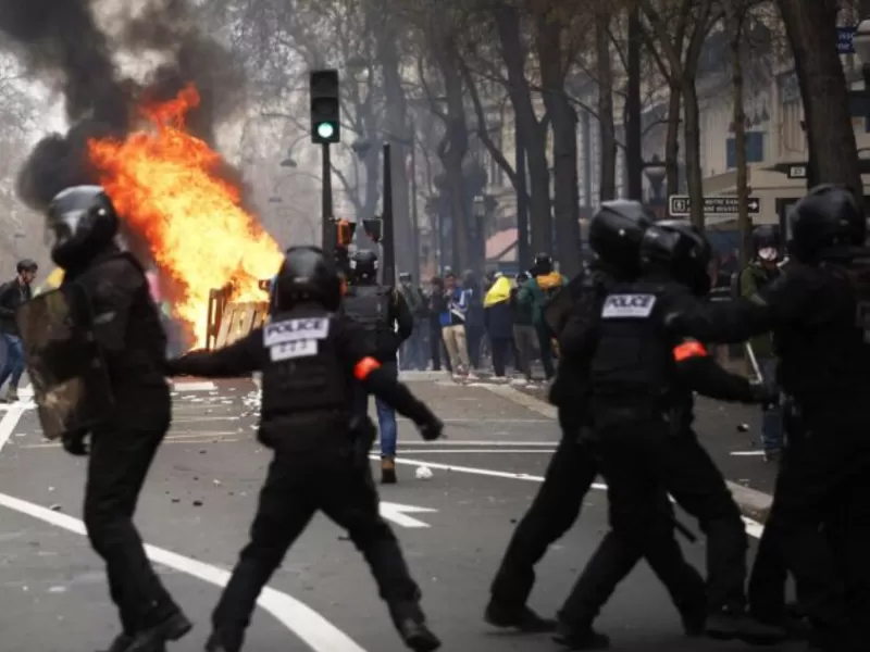 En Francia, disturbios graves en la novena jornada de huelga: más de 450 detenidos
