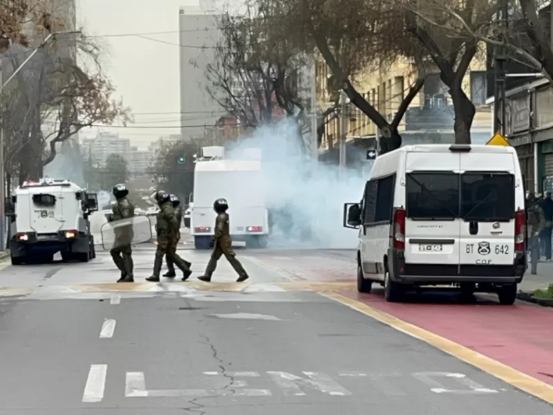 Encapuchados arrojan más de 40 bombas molotov a Carabineros afuera del Liceo Barros Borgoño