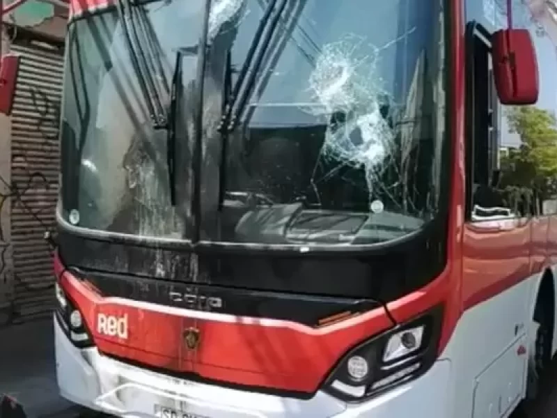 Encapuchados atacan con molotov un bus RED con pasajeros afuera del Liceo Barros Borgoño