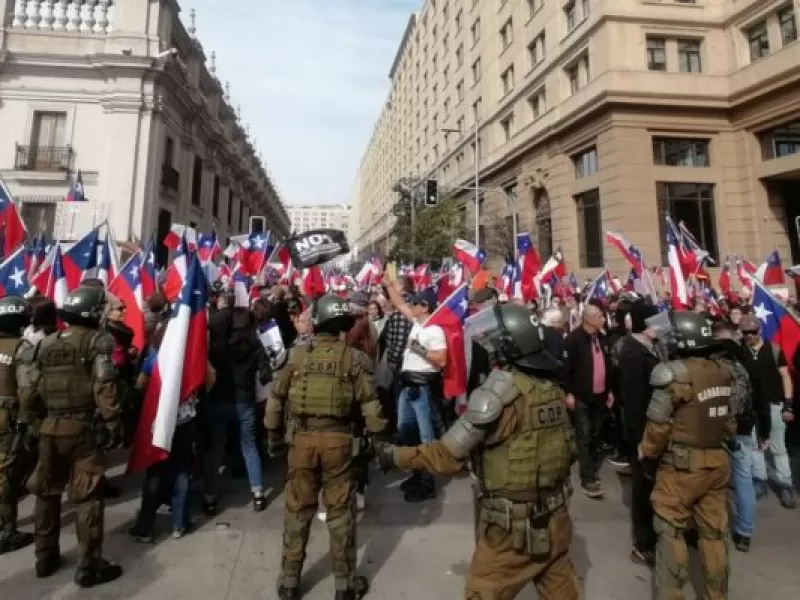 Frente a La Moneda, cientos de personas se manifestaron contra el gobierno del Presidente Boric.