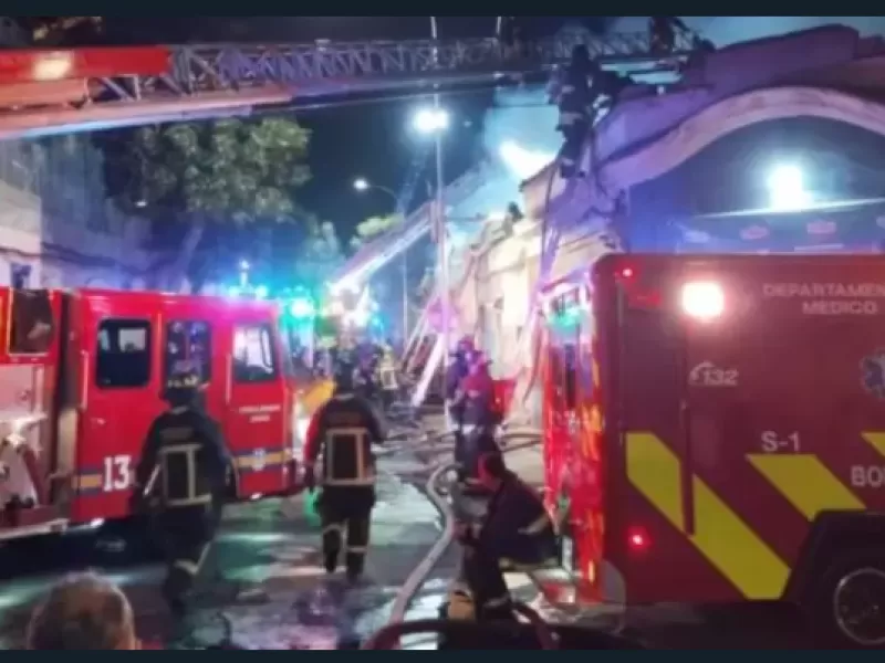 Gran incendio en cité deja a una mujer muerta y dos bomberos lesionados en Santiago