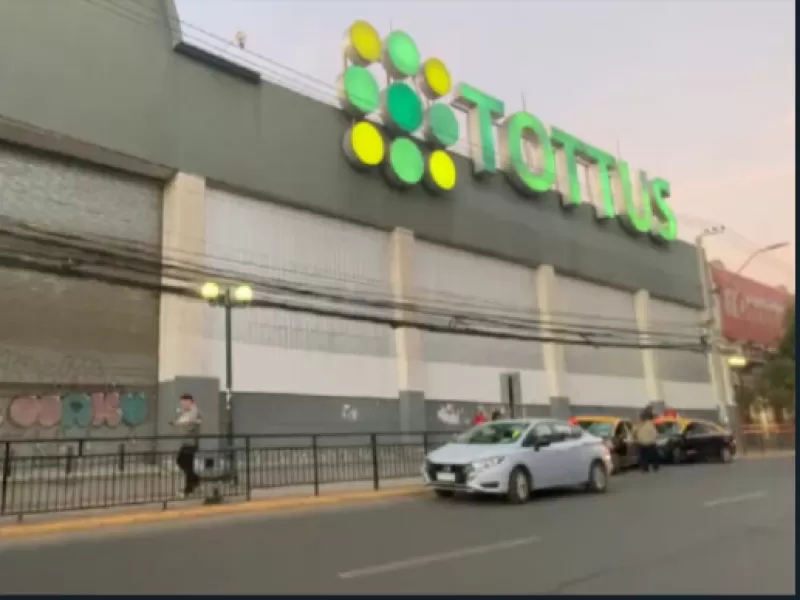 Muere atrapado en el supermercado Tottus un hombre acusado de robar en una tienda: la empresa dice que se suicidó