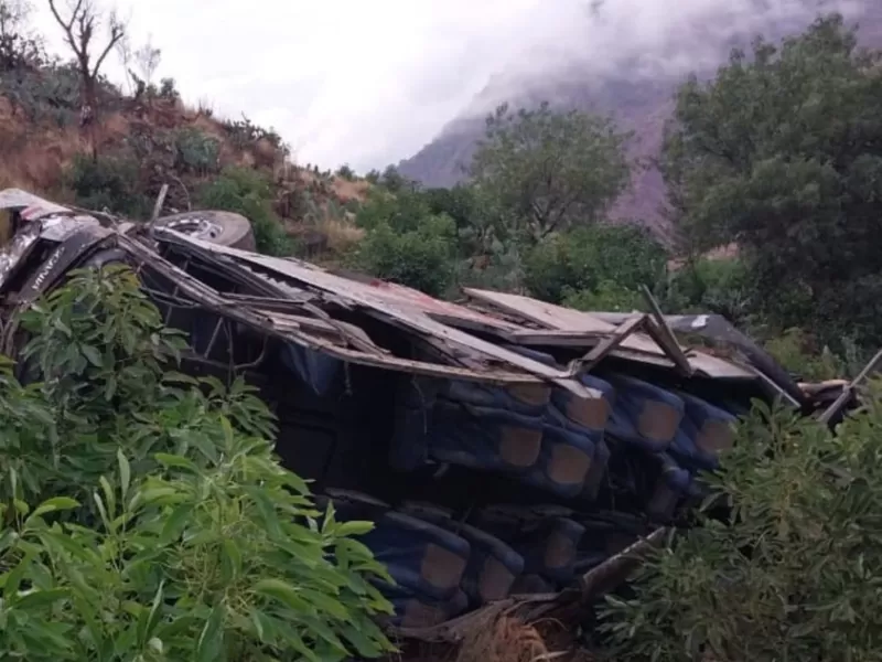 Por lo menos 24 muertos al caer un autobús a un abismo en el sur de Perú