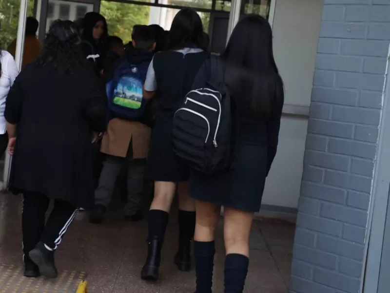 Sancionan a colegio de Quilpué por denuncia de lesbofobia contra estudiante: le prohibieron egresar