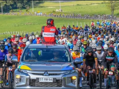 **Ciclismo en la naturaleza: ciclistas listos para recorrer el lago más hermoso de Chile.**